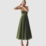 Adéla - Eleganza moderna con schiena scoperta