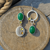Orecchini con gocce e design asimmetrico